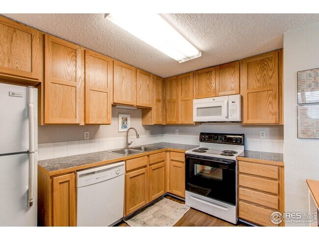 Building Photo - 925 Columbia Rd