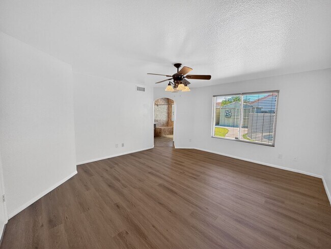 Building Photo - Spacious 4 Bedroom Pool Home in Quiet Cul De Sac