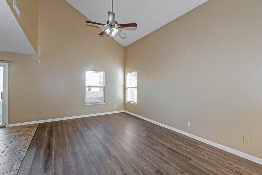Building Photo - 1107 Crescent Dr