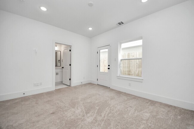 Building Photo - 4806 Cochran St