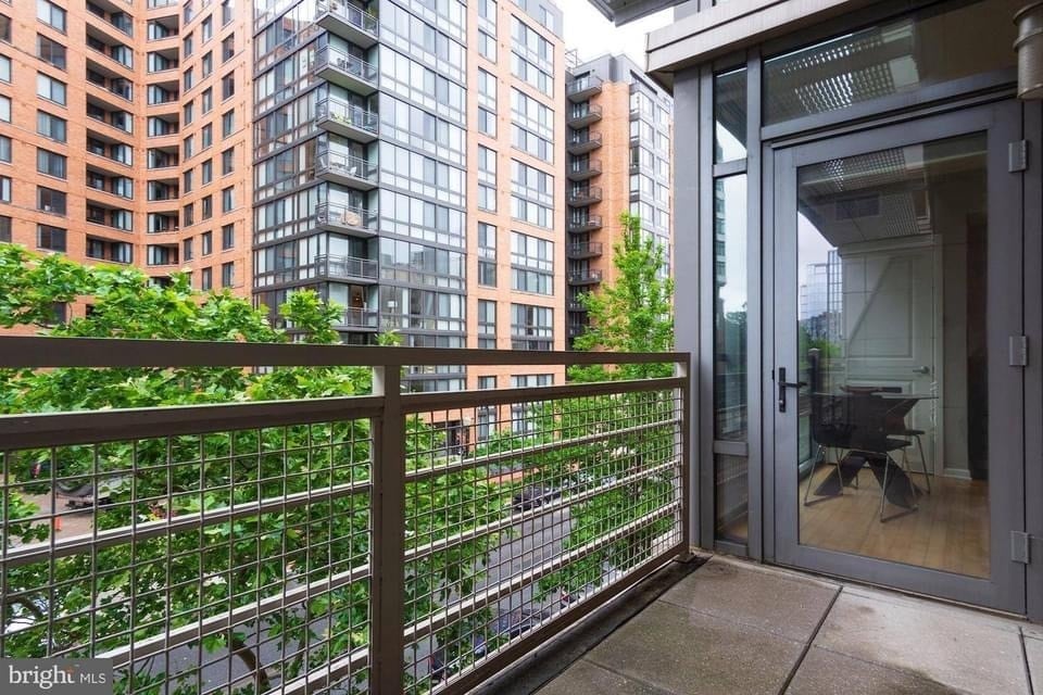 Secondary balcony. - 440 L St NW