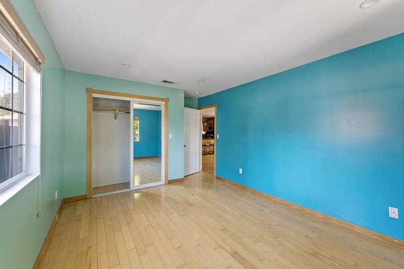 Building Photo - 959 E 107th St