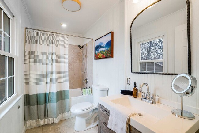 Building Photo - 2964 Hopkins Dr