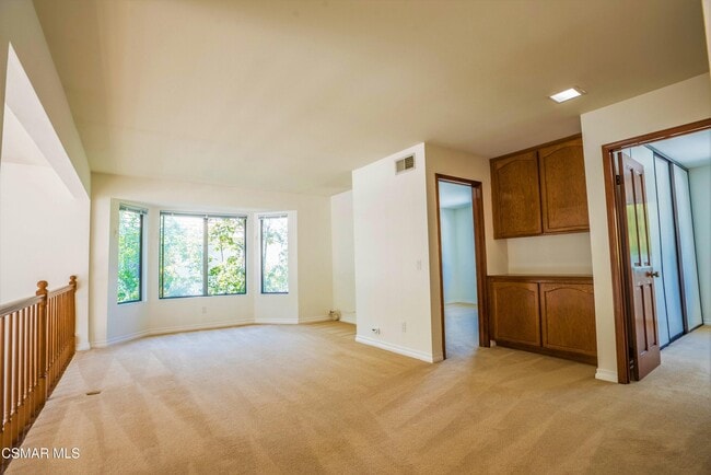 Building Photo - 5627 Middle Crest Dr