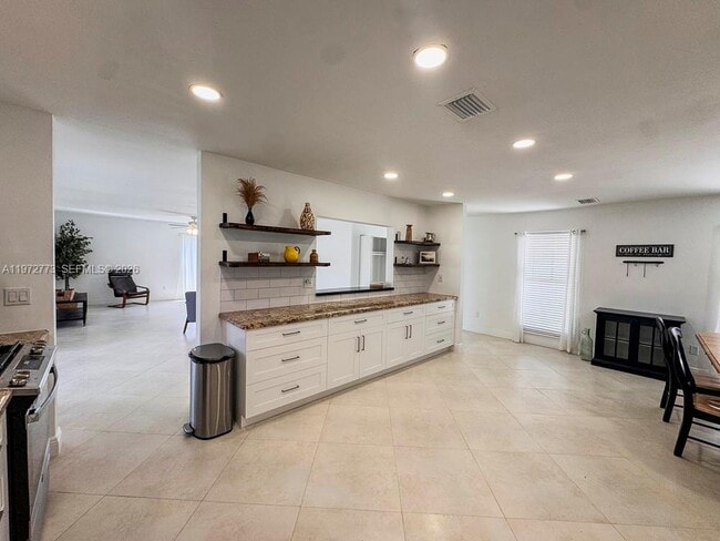 Building Photo - 9731 Bel Aire Dr