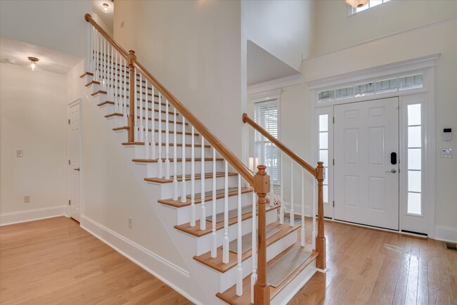 Building Photo - 5 Bed/3 Bath home with Primary Bedroom & a...