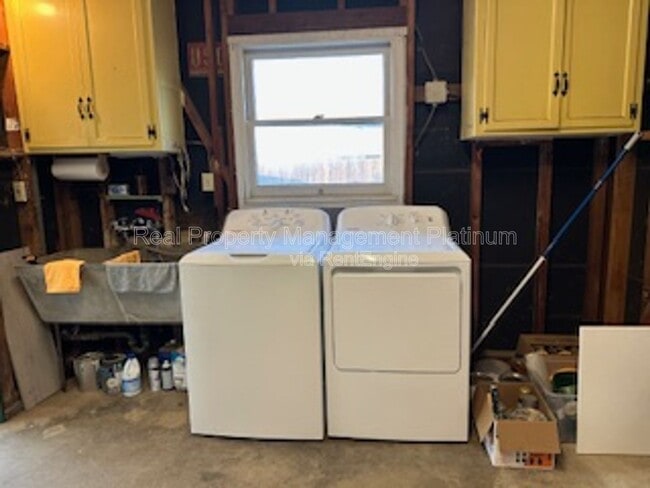 Building Photo - 1132 W Saginaw Way