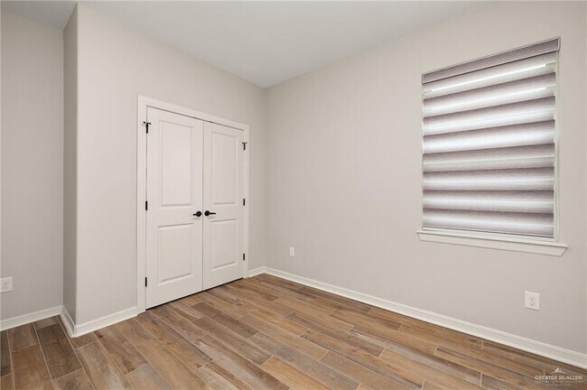 Building Photo - 1403 E Sonador Dr S