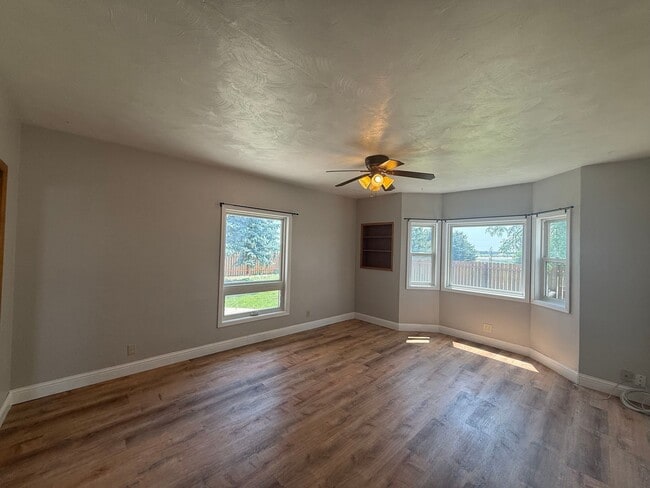 Building Photo - Country Property!
