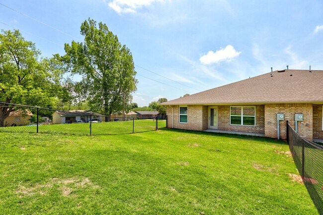 Building Photo - 721 League Cir
