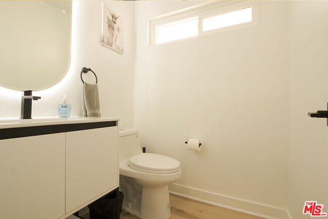 Building Photo - 9042 Phyllis Ave