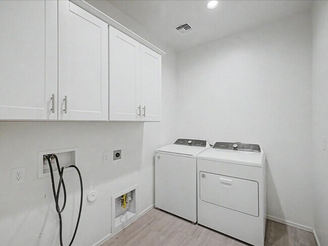 Building Photo - 4 Bedroom, 3 Bathroom