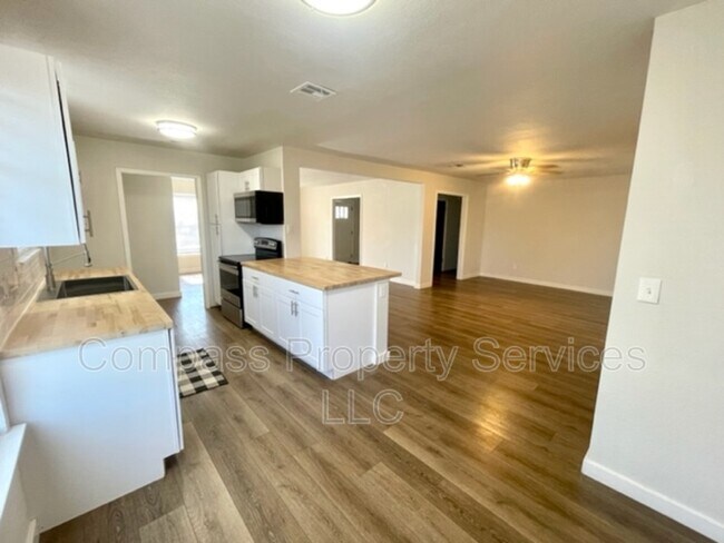 Building Photo - 501 Karnes Dr