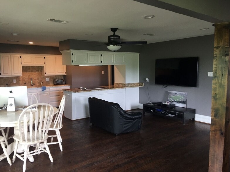 Building Photo - 2102 W Bear Creek Rd