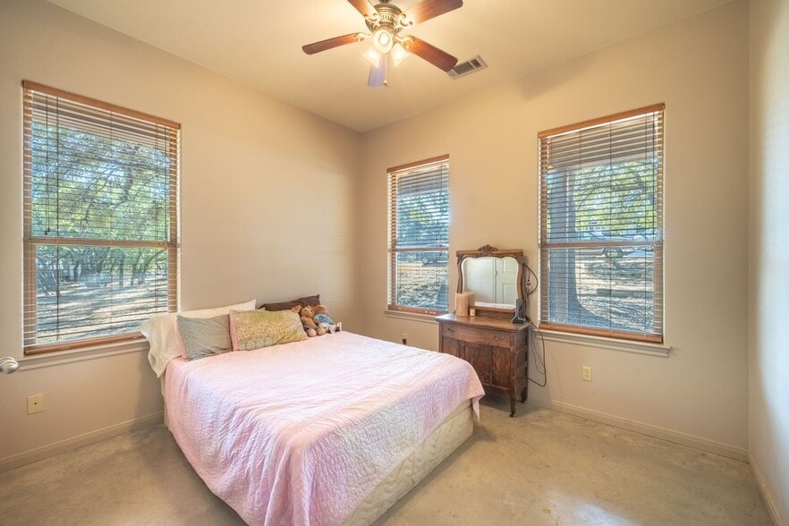 Building Photo - 103 Rolling Hills Dr
