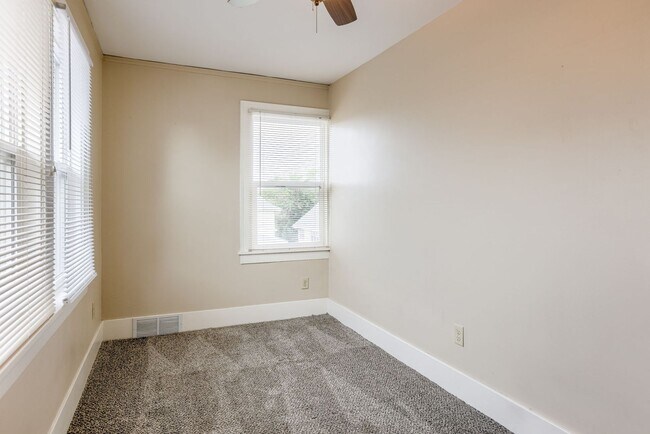 Building Photo - Spacious 3 Bedroom Duplex in the Heart of Midtown Featuring Detached Garage!!