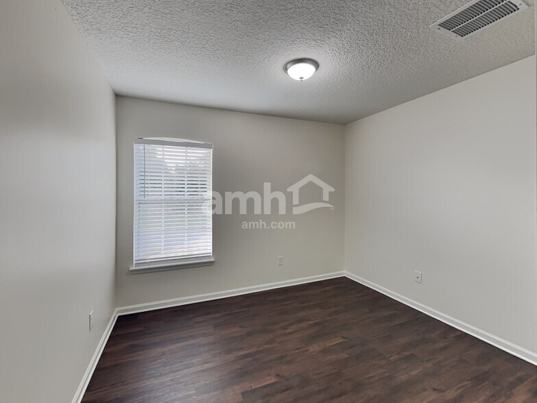Building Photo - 1411 Samantha Cir S
