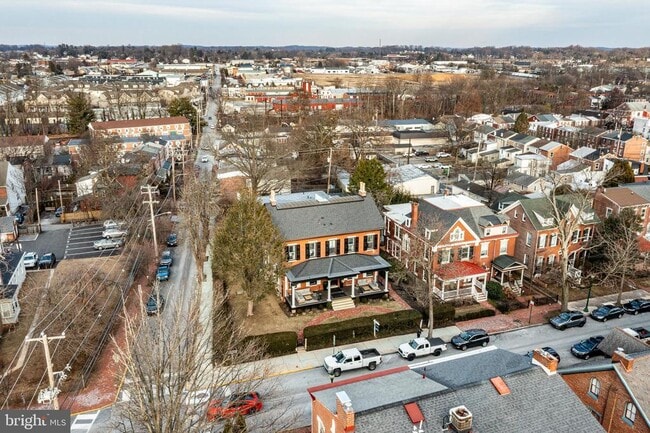 Building Photo - 305 S Walnut St