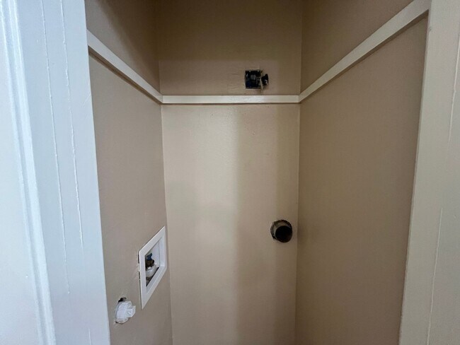 Building Photo - 5525 Lochmoor