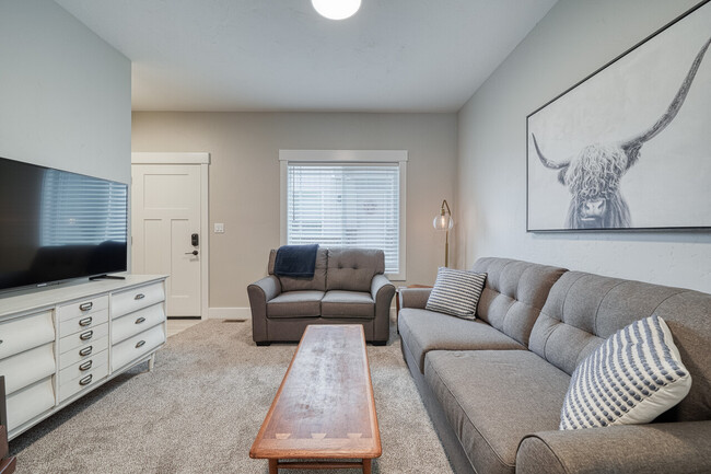 Building Photo - Saturn Townhomes