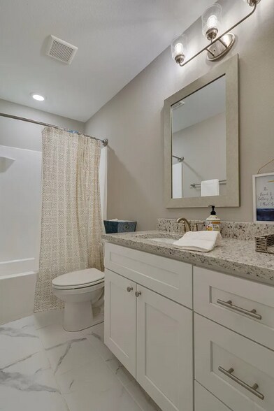 Building Photo - 624 W 7th Ave