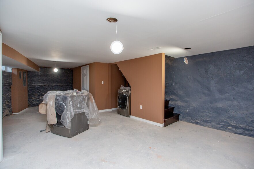 Building Photo - 1747 N Wilton St