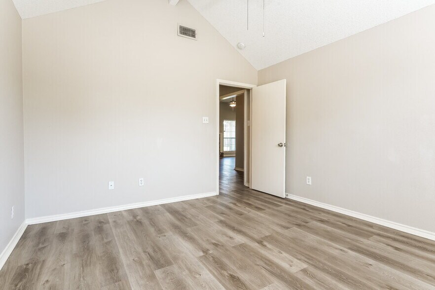 Building Photo - 321 Sondra Way