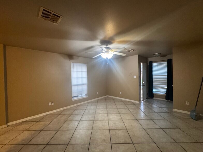 Building Photo - 8508 Valor Dr