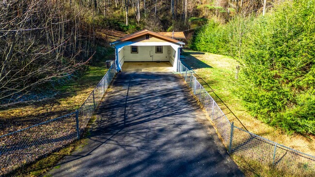 Building Photo - Newly Remodeled Home near Harris Regional ...