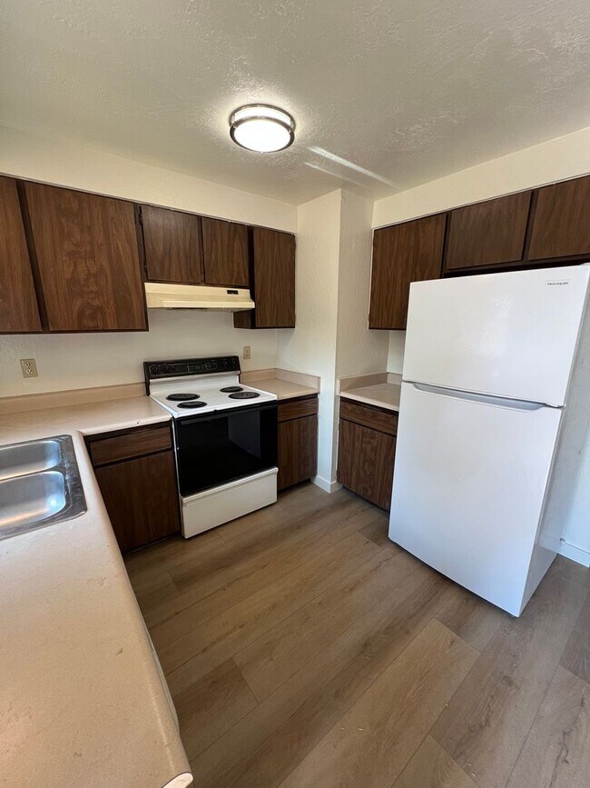 Building Photo - 511-513 SE L St