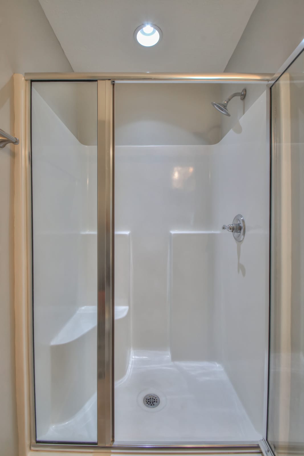Full Bath 1 (Shower) - 1514 Sprucedale Dr