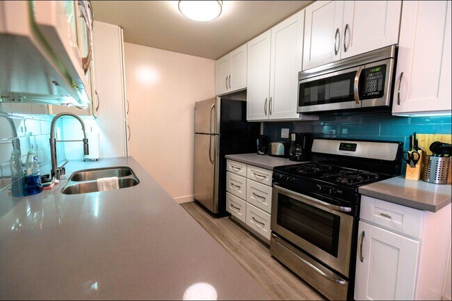 Interior Photo - 311 South Doheny Drive