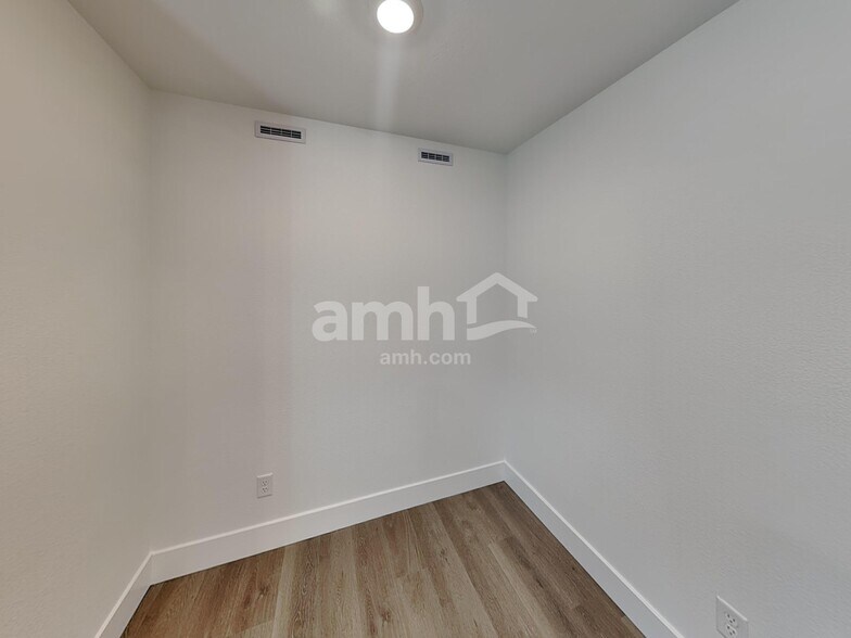Building Photo - 5823 Vaes Dothrak St
