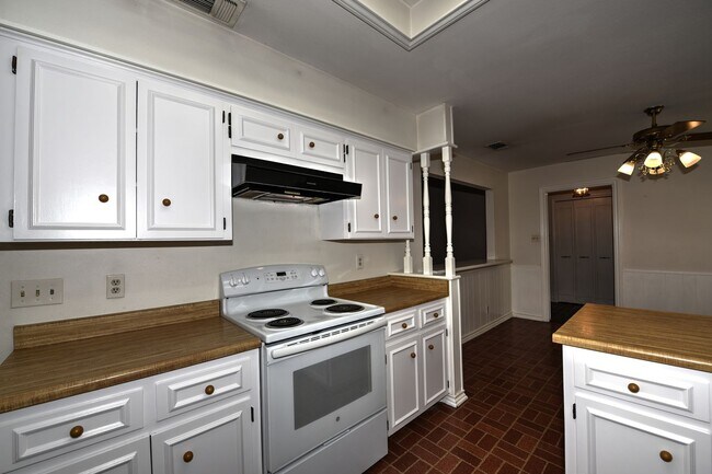 Building Photo - Lovely garden home in great location