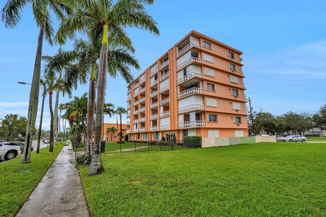 Building Photo - 15 S Golfview Rd