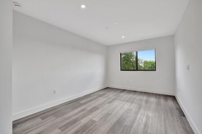 Building Photo - 4208 NE 7th Terrace