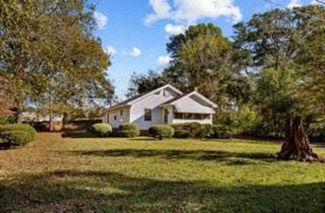 Building Photo - Beautiful 4 Bedroom 2 Bath Home Available ...