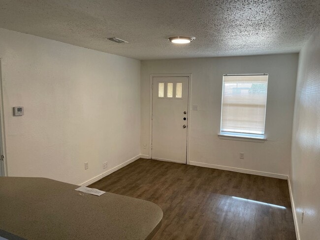 Building Photo - 4204-35