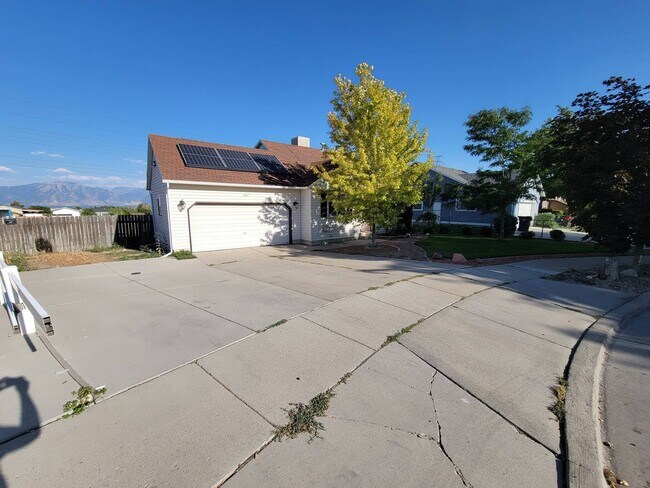 Building Photo - Newly Renovated 3 Bed 2 Bath Home in Kearns!!!