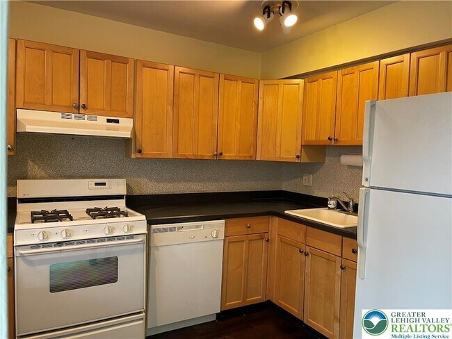 Building Photo - 1590 Alta Dr