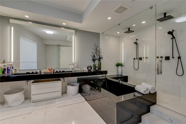 Building Photo - 18555 Collins Ave