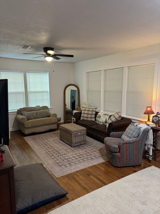 Building Photo - August Move-In! Charming 2/1 house near Do...