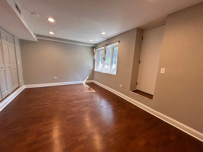 Building Photo - 2506 N Greenview Ave