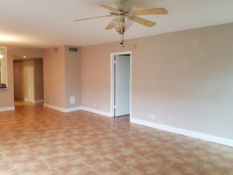 Building Photo - 430 Commodore Dr