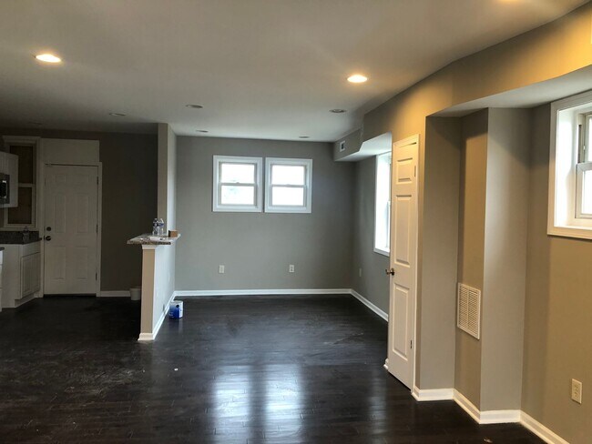 Building Photo - 3 Bedroom 2 Bathroom recently renovated townhouse in Baltimore Voucher Approved