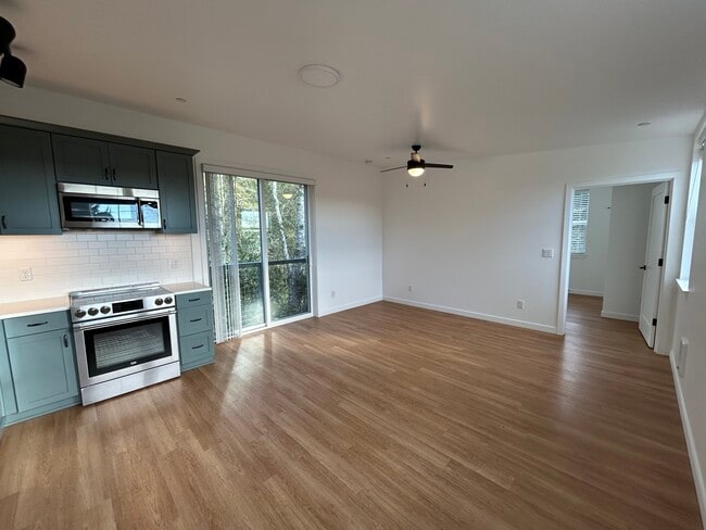 Building Photo - Canal House