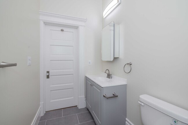 Building Photo - Fully Remodeled, Top Floor 3/2 Full Floor Flat W/ Bonus Room! In-Unit W/D!
