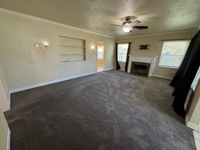 Building Photo - 1709 Ventura St