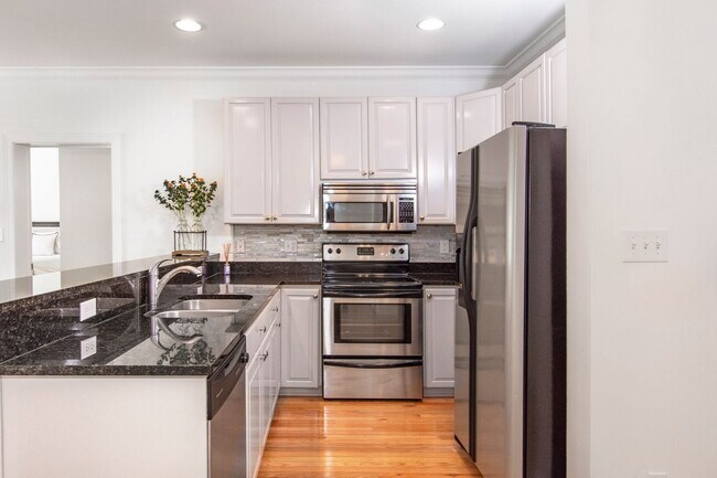 Building Photo - Luxurious Furnished Downtown Condo - 6-18 Month Lease Available!