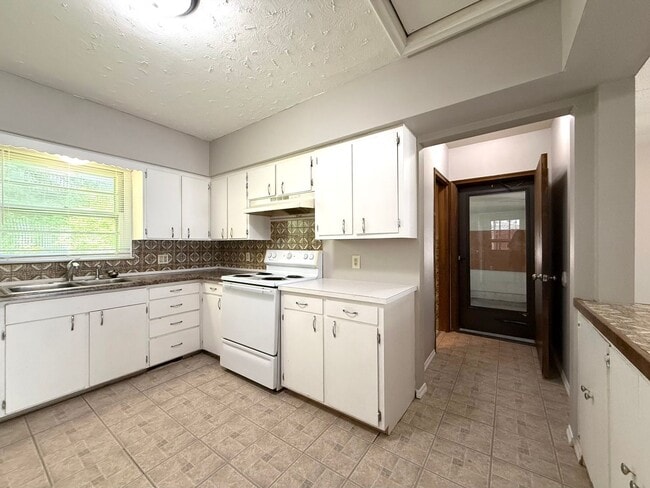 Building Photo - Easy to Maintain 2 Bed Home with Attached Garage